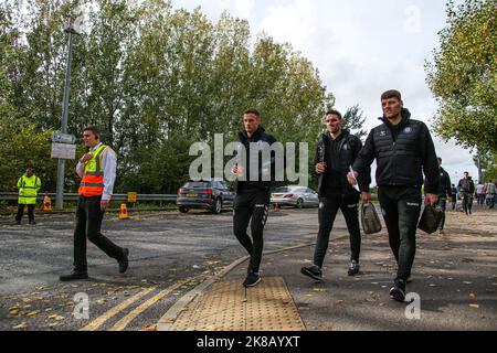 Andy King, Matty James et Chris Martin de Bristol City (de gauche à droite) arrivent pour le championnat Sky Bet au Select car Leasing Stadium, Reading. Date de la photo: Samedi 22 octobre 2022. Banque D'Images