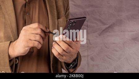 Smartphone professionnel avec stylet sur la bannière. Banque D'Images