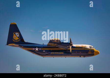 Le corps des Marines C-130 Hercules, avion d'entretien et de soutien pour les US Navy Blue Angels, connu sous le nom de Fat Albert, effectue un passage plat au 2022 M. Banque D'Images