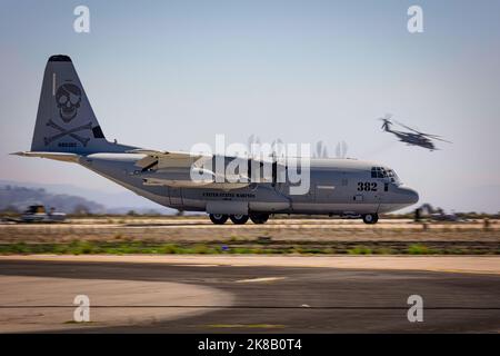 Un KC-130 ravitaillant des terres de Tanker tandis qu'un hélicoptère H-53 Sea Stallion tourne après avoir participé à la Force opérationnelle air-sol marine (MAGTF) demonstr Banque D'Images