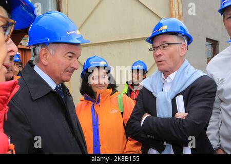 Jean-Claude Carle, sénateur de haute-Savoie et Jean-Marc Peillex, maire de Saint-Gervais-les-bains. Site classé du Mont-blanc. Chantier de rehabilitat Banque D'Images