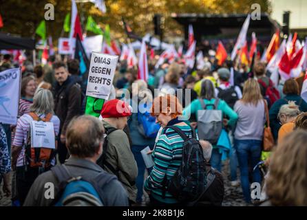 Stuttgart, Allemagne. 22nd octobre 2022. De nombreuses personnes, y compris des femmes de l'initiative citoyenne "Omas gegen Rechts" (des gannies contre la droite), participent à une manifestation sur Schlossplatz et exigent, entre autres choses, des mesures de secours efficaces à court terme, un plafond des prix de l'électricité et du gaz, de nouvelles subventions énergétiques et la fin de la dépendance aux combustibles fossiles. Les manifestations sous la devise « automne de la solidarité » auront lieu dans tout le pays. Credit: Christoph Schmidt/dpa/Alay Live News Banque D'Images