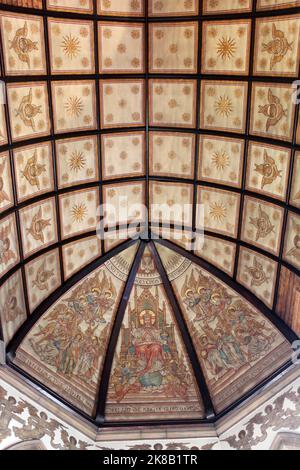 Église Saint-James, New Brighton. Peintures, vitraux et reredos tous conçus par l'éminent artiste de l'église victorienne Alfred O Hemming Banque D'Images