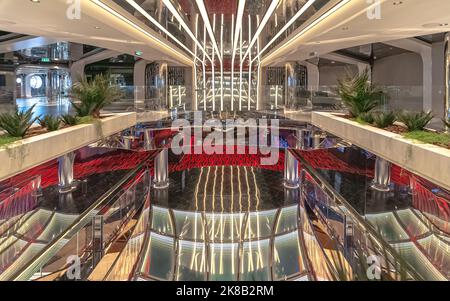 Marseille, France - 08 septembre 2018 : vue sur la galerie à l'intérieur du navire de croisière MSC Seaview, un bateau de croisière MSC Cruises. Banque D'Images