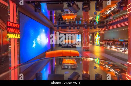 Marseille, France - 08 septembre 2018: Vue sur le bar le club de garage à l'intérieur du navire de croisière MSC Seaview, bateau de croisière de la société MSC Cruises. Banque D'Images