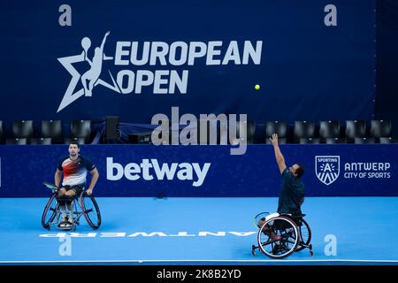 Joachim Gerard belge et Tom Egberink néerlandais photographiés lors d'un match d'exposition en fauteuil roulant double au tournoi ATP de tennis ouvert européen, à Anvers, samedi 22 octobre 2022. BELGA PHOTO KRISTOF VAN ACCOM Banque D'Images