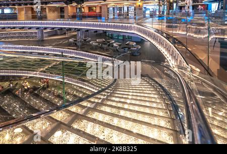 Marseille, France - 08 septembre 2018 : vue sur la galerie à l'intérieur du navire de croisière MSC Seaview, un bateau de croisière MSC Cruises. Banque D'Images