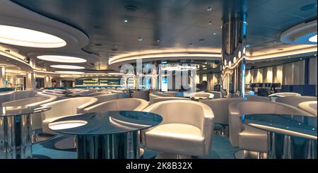 Marseille, France - 08 septembre 2018 : vue sur le salon de paradis à l'intérieur du navire de croisière MSC Seaview, un bateau de croisière MSC Cruises. Banque D'Images