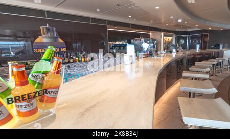 Marseille, France - 08 septembre 2018: Vue sur le bar le bar de plage au coucher du soleil à l'intérieur du navire de croisière MSC Seaview, bateau de croisière de la société MSC Cruise Banque D'Images