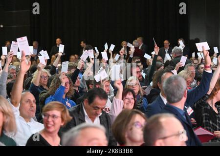 Munich, Allemagne. 22nd octobre 2022. Les bulletins de vote sont levés dans les airs à la conférence du parti d'État du SPD Bavaria aux studios Eisbach. Credit: Felix Hörhager/dpa/Alay Live News Banque D'Images