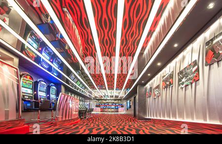 Marseille, France - 08 septembre 2018 : vue sur le casino et les machines de jeu à l'intérieur du navire de croisière MSC Seaview dans le port de Marseille. Banque D'Images