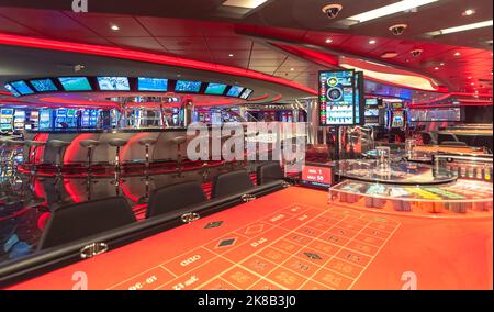 Marseille, France - 08 septembre 2018 : vue sur le casino et les machines de jeu à l'intérieur du navire de croisière MSC Seaview dans le port de Marseille. Banque D'Images