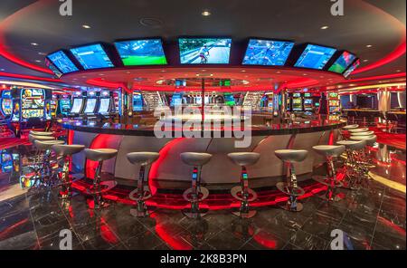 Marseille, France - 08 septembre 2018 : vue sur le casino et les machines de jeu à l'intérieur du navire de croisière MSC Seaview dans le port de Marseille. Banque D'Images