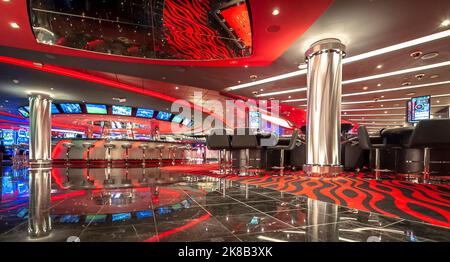 Marseille, France - 08 septembre 2018 : vue sur le casino et les machines de jeu à l'intérieur du navire de croisière MSC Seaview dans le port de Marseille. Banque D'Images