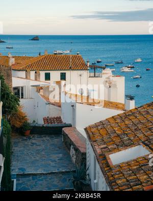 Rues du village blanc de Cadaques sur la Costa Brava en Espagne Banque D'Images