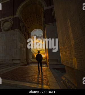 Un jeune homme regarde vers le lever du soleil lors d'une nouvelle journée au Mémorial de Thiepval aux morts et disparus de la première guerre mondiale, Autuille, France Banque D'Images