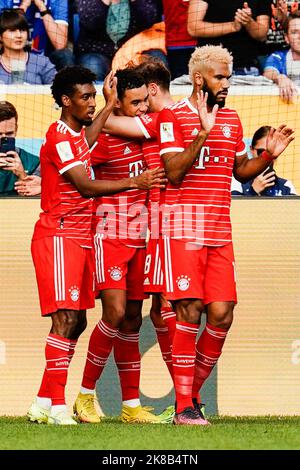 22 octobre 2022, Bade-Wurtemberg, Sinsheim: Football: Bundesliga, TSG 1899 Hoffenheim - Bayern Munich, Matchday 11, PreZero Arena. Le buteur de buts de Munich Jamal Musiala (2nd de gauche) célèbre avec ses coéquipiers Kingsley Coman (l), Leon Goretzka (3rd de gauche) et Eric Maxim Choupo-Moting après avoir atteint le but 0:1. Photo: Uwe Anspach/dpa - NOTE IMPORTANTE: Conformément aux exigences du DFL Deutsche Fußball Liga et du DFB Deutscher Fußball-Bund, il est interdit d'utiliser ou d'utiliser des photographies prises dans le stade et/ou du match sous forme de séquences et/ou de vidéos-lik Banque D'Images