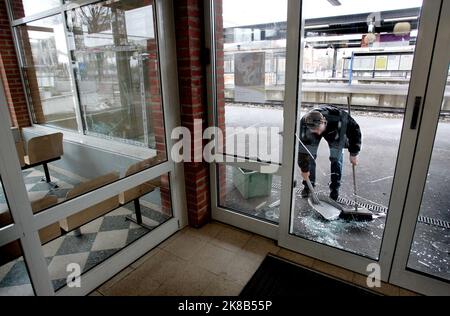 Vandalisme à une gare, Linköping, Suède. Certains ont détruit des panneaux de verre dans une salle d'attente de la gare. Banque D'Images