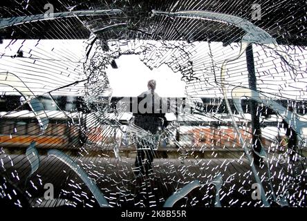 Vandalisme à une gare, Linköping, Suède. Certains ont détruit des panneaux de verre dans une salle d'attente de la gare. Banque D'Images