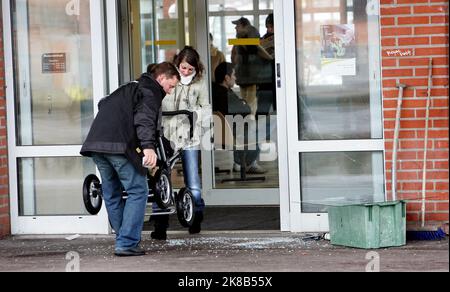 Vandalisme à une gare, Linköping, Suède. Certains ont détruit des panneaux de verre dans une salle d'attente de la gare. Banque D'Images