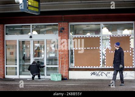 Vandalisme à une gare, Linköping, Suède. Certains ont détruit des panneaux de verre dans une salle d'attente de la gare. Banque D'Images