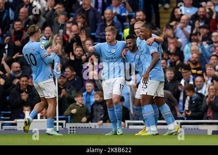 Erling Haaland de Manchester City (deuxième à droite) célèbre le premier but du match de sa partie lors du match de la Premier League au Etihad Stadium de Manchester. Date de la photo: Samedi 22 octobre 2022. Banque D'Images