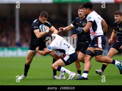 Harvey Skinner, chef de l'Exeter, est attaqué par Alex Lozowski, de Saracens, lors du match Gallagher Premiership à Sandy Park, Exeter. Date de la photo: Samedi 22 octobre 2022. Banque D'Images