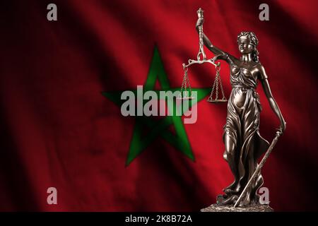 Drapeau marocain avec statue de la justice de dame et balance judiciaire dans la pièce sombre. Concept de jugement et de punition, contexte des sujets de jury Banque D'Images