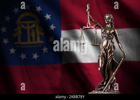 Géorgie drapeau de l'État des États-Unis avec statue de la justice de dame et balance judiciaire dans la pièce sombre. Concept de jugement et de punition, contexte des sujets de jury Banque D'Images