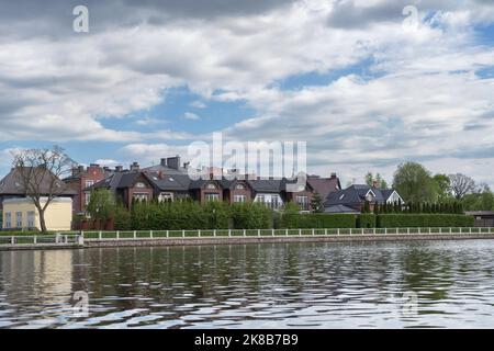 Appartements vue depuis l'étang Verhniy à kaliningrad par temps nuageux Banque D'Images