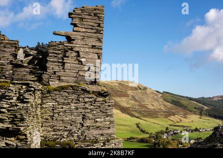 Vieux bâtiment en ruines dans la carrière de Rhiw Fachno démoli avec village dans la vallée au-delà. MCG Penmachno, Betws-y-Coed, Conwy, nord du pays de Galles, Royaume-Uni, Grande-Bretagne Banque D'Images