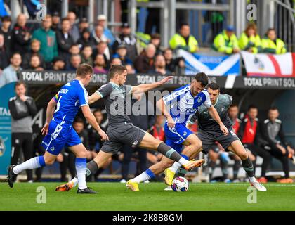 Plymouth Argyle Midfielder Jordan Houghton (4) Defending the Sky Bet League 1 Match Bristol Rovers vs Plymouth Argyle au Memorial Stadium, Bristol, Royaume-Uni, 22nd octobre 2022 (photo de Stanley Kasala/News Images) Banque D'Images