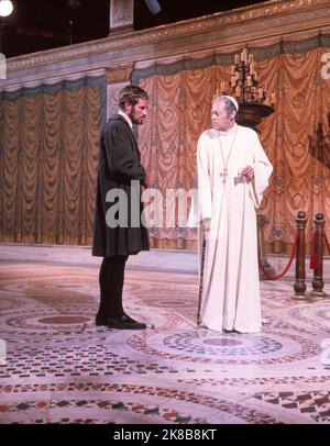 CHARLTON HESTON comme Michel-Ange et REX HARRISON comme le Pape Julius II sur le plateau Candid pendant le tournage de L'AGONIE ET DE L'EXTASE 1965 réalisateur / producteur CAROL REED roman Irving Stone scénario d'écran et scénario Philip Dunne musique Alex North costume design Vittorio Nino Novarese producteurs exécutifs Elmo Williams et Darryl F. Zanuck International Classics / Fox du XXe siècle Banque D'Images