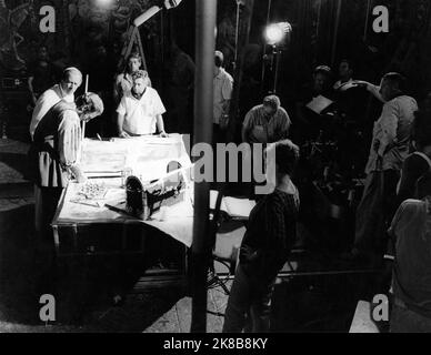 CHARLTON HESTON comme Michel-Ange et REX HARRISON comme le Pape Julius II sur un ensemble franc avec le réalisateur CAROL REED (à droite avec la main sur la caméra de cinéma) Et équipe de film pendant le tournage de L'AGONIE ET DE L'ECSTASY 1965 réalisateur / producteur CAROL REED roman Irving Stone Screen Story et scénario Philip Dunne musique Alex North costume design Vittorio Nino Novarese Executive Producers Elmo Williams et Darryl F. Zanuck International Classics / XXème siècle Fox Banque D'Images