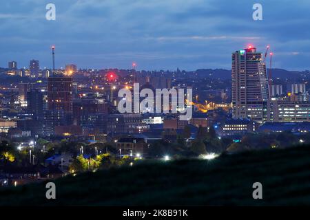 Vue sur le centre-ville de Leeds à l'aube Banque D'Images