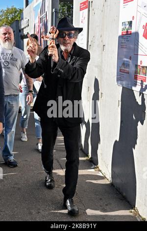 Tim Burton Dévoile Une Plaque Commémorative Sur Le Mur Des Cinéastes ...