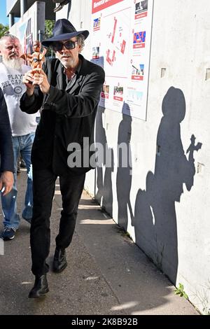 Tim Burton Dévoile Une Plaque Commémorative Sur Le Mur Des Cinéastes ...