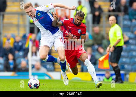Blackburn, Royaume-Uni. 22nd octobre 2022Hayden carter de Blackburn Rovers (17) affrontée par Juninho Bacuna 7 de Birmingham City lors du match de championnat Sky Bet entre Blackburn Rovers et Birmingham City à Ewood Park, Blackburn, le samedi 22nd octobre 2022. (Crédit : Mike Morese | MI News) crédit : MI News & Sport /Alay Live News Banque D'Images