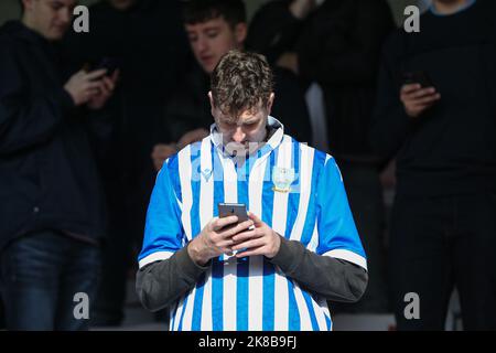 Un fan de Sheffield Wednesday vu avant le coup d'envoi lors du match Sky Bet League 1 Lincoln City vs Sheffield Wednesday au Gelder Group Sincil Bank Stadium, Lincoln, Royaume-Uni, 22nd octobre 2022 (photo par Arron Gent/News Images) Banque D'Images