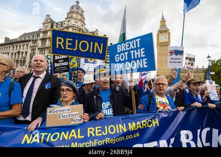 Londres, Royaume-Uni. 22 octobre 2022. Les partisans de l'UE participent à la première marche nationale de retour de Park Lane à la place du Parlement. Les participants veulent que le Royaume-Uni rejoigne l'Union européenne en affirmant que le Brexit est un impact négatif sur l'économie et qu'il a contribué à la crise actuelle du coût de la vie. Credit: Stephen Chung / Alamy Live News Banque D'Images