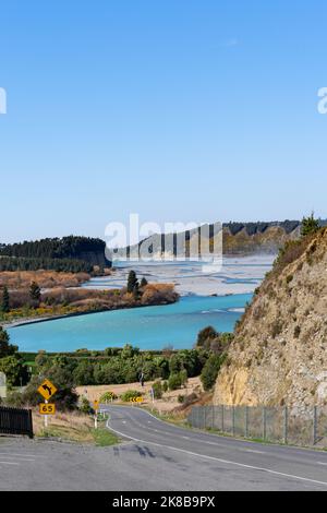 Vue imprenable sur le pont Rakaia gorge et la rivière Rakaia dans les terres de Canterbury sur l'île du Sud de la Nouvelle-Zélande. Montagnes en arrière-plan. Banque D'Images