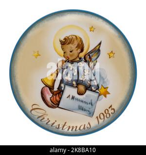 Vintage soeur Berta Hummel plaque de Noël de 1983 intitulé Angelic Messenger, isolé sur blanc. Banque D'Images