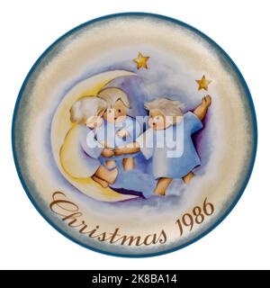 Assiette de Noël vintage sœur Berta Hummel de 1986 intitulée dites les cieux, isolée sur blanc. Banque D'Images