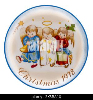 Assiette de Noël vintage sœur Berta Hummel de 1978 intitulée Heavenly Trio, isolée sur blanc. Banque D'Images