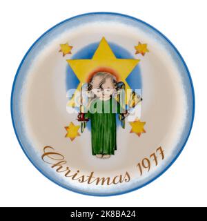 Assiette de Noël vintage sœur Berta Hummel de 1977 intitulée Herald Angel, isolée sur blanc. Banque D'Images