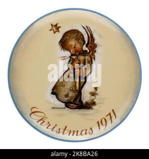 Assiette de Noël vintage sœur Berta Hummel de 1971 intitulée Ange avec bougie, isolée sur blanc. Banque D'Images