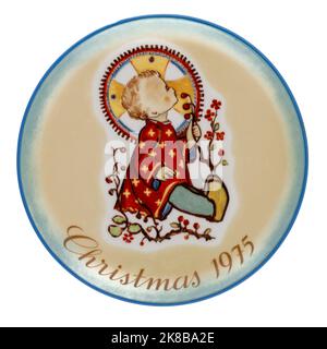 Assiette de Noël vintage sœur Berta Hummel de 1975 intitulée enfant de Noël, isolée sur blanc. Banque D'Images