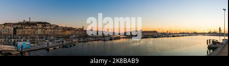 Vue panoramique d'un lever de soleil sur le port de plaisance de Sète, en occitanie, en France Banque D'Images