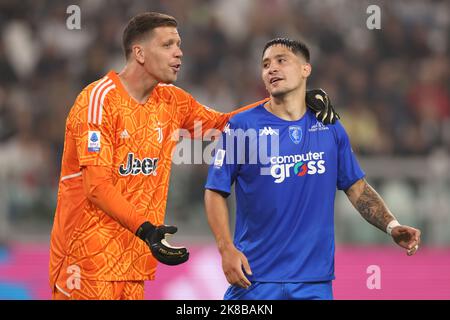 Turin, Italie, 21st octobre 2022. Wojciech Szczesny, de Juventus, discute avec Martin Satriano, du FC Empoli, lors du match de la série A à l'Allianz Stadium, à Turin. Le crédit photo devrait se lire: Jonathan Moscrop / Sportimage Banque D'Images