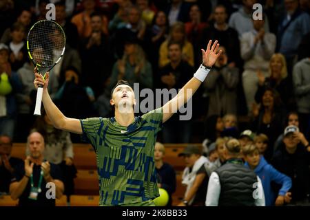 Holger Rune, du Danemark, célèbre sa victoire contre Alex de Minaur, de l'Australie, lors de leur match de demi-finale au tournoi de tennis de Stockholm Open Banque D'Images